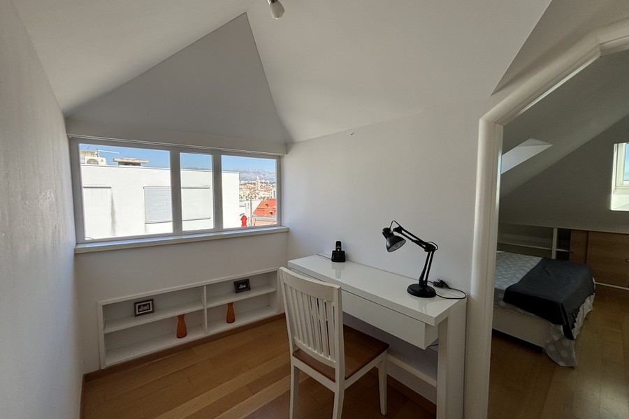 Pohled na pracovní plochu bytu.