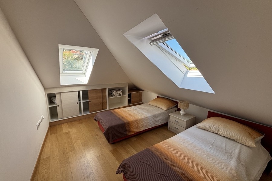 Druhá ložnice – byt v nejvyšším patře A3924 Split