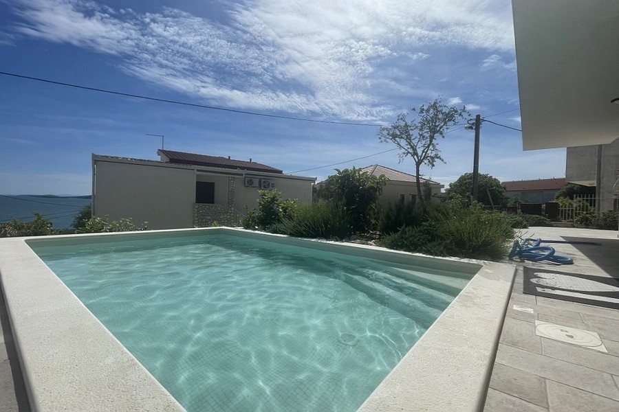 Bazén apartmánu A3925 - s výhledem na moře.