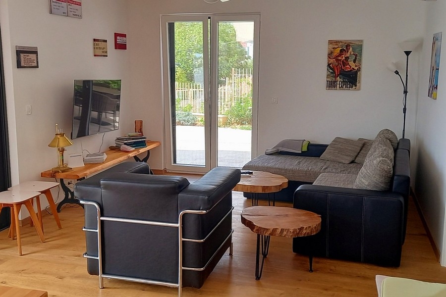 Světlý obývací pokoj se vstupem na terasu a moderním nábytkem