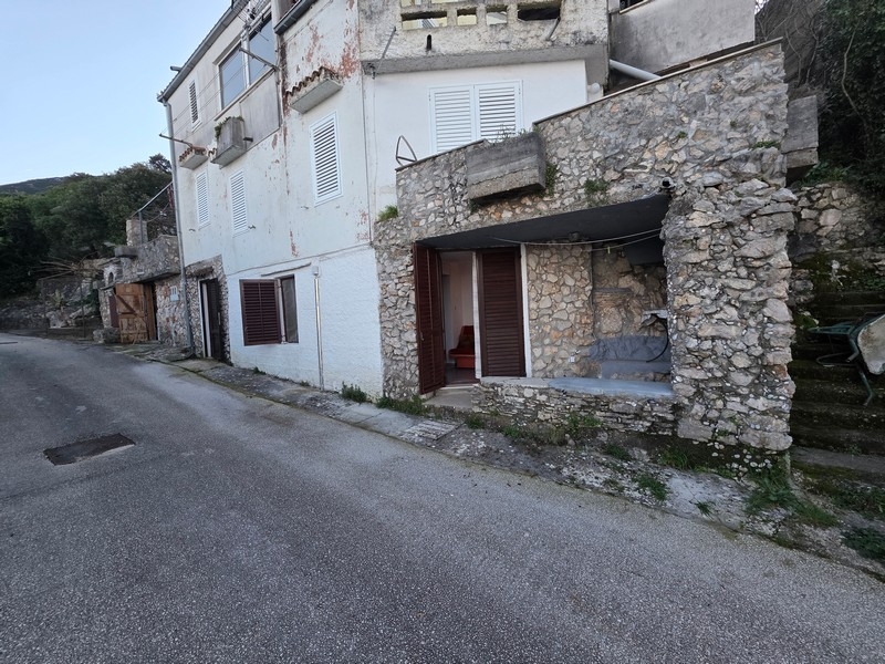 Vnější pohled na tradiční kamenný dům v pobřežní lokalitě