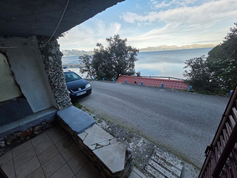 Pohled z terasy na moře a pobřežní krajinu