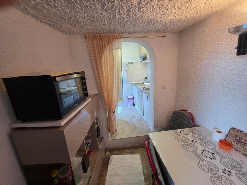 Kompaktní obývací prostor s průchodem do kuchyně