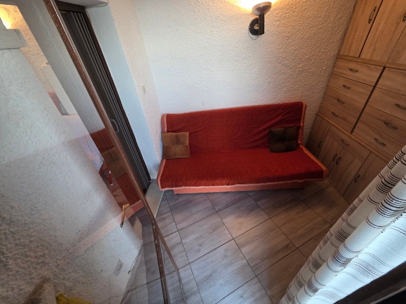 Obývací pokoj se sedací soupravou a úložným prostorem ve vstupní části