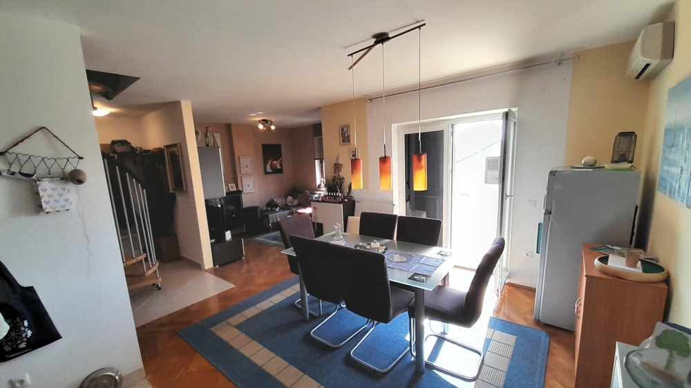 Obývací pokoj s jídelním koutem a vstupem na terasu