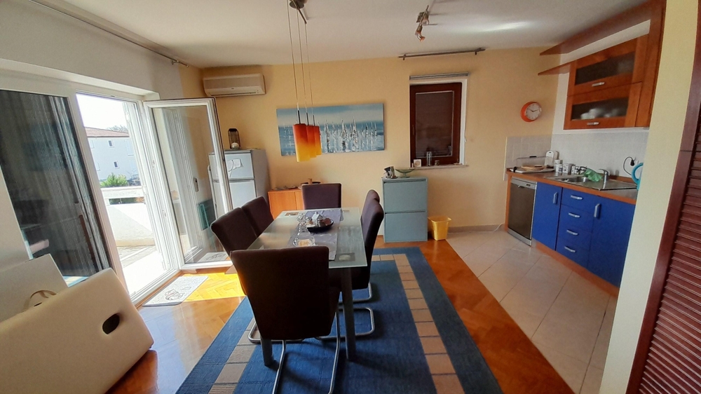 Otevřený obývací a kuchyňský kout s moderním nábytkem