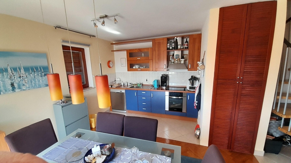 Kuchyňská linka s vestavěnými spotřebiči a úložným prostorem