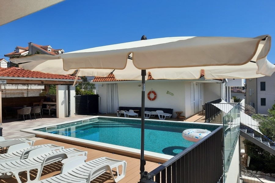 Bazén se sluneční terasou a lehátky