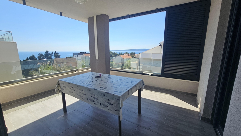 Velký krytý balkon s výhledem na moře a Krk