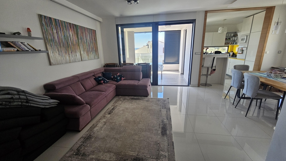 Obývací pokoj se vstupem na balkon, moderní zařízení