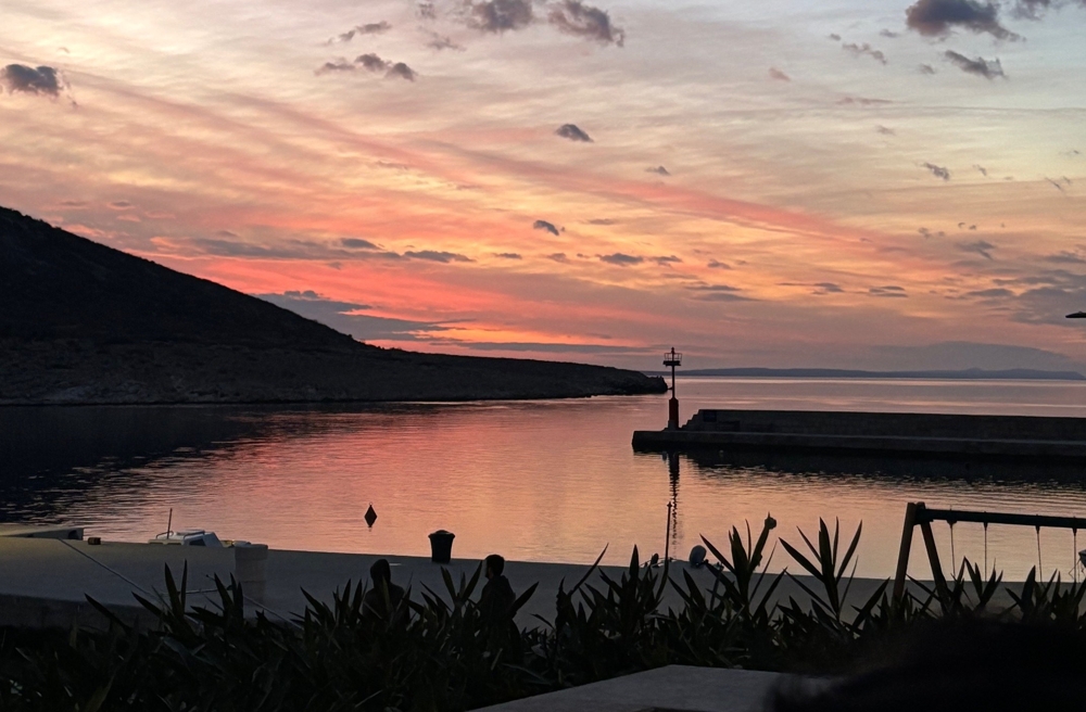 Pohled na přístav při západu slunce u moře