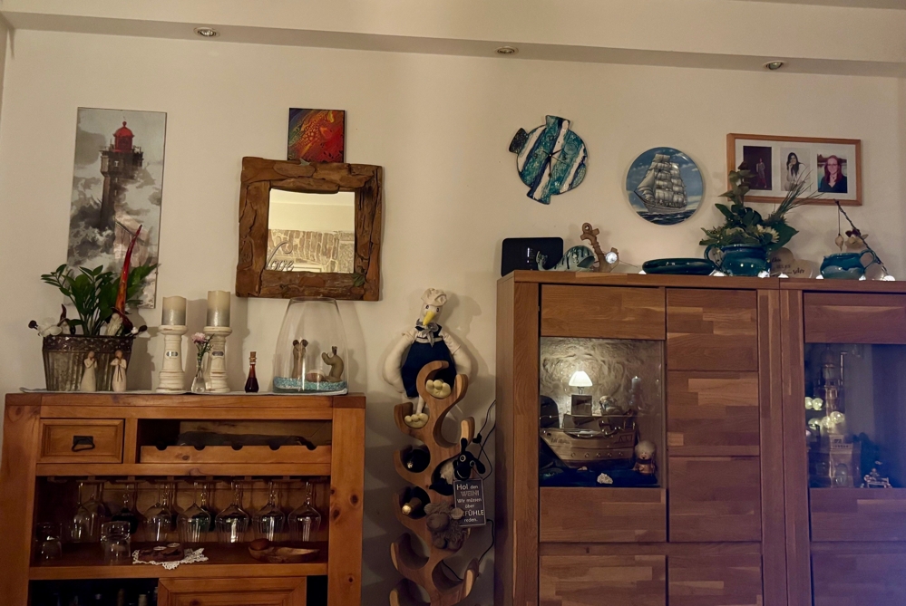 Obývací pokoj s dřevěným nábytkem a nástěnnou výzdobou