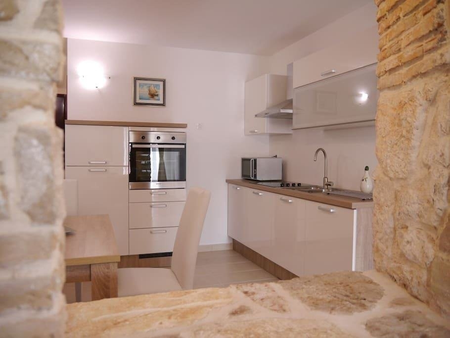 Moderní kuchyňská linka s vestavěnými spotřebiči