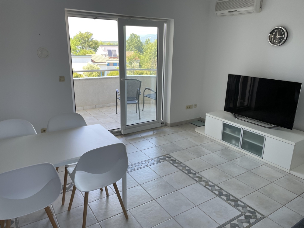 Vstup na balkon s výhledem na moře přes velké přední okno