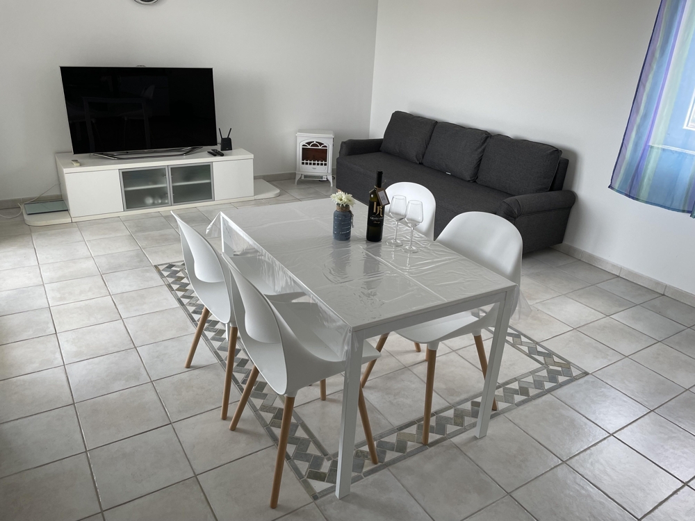 Otevřený obývací a jídelní kout s kuchyní