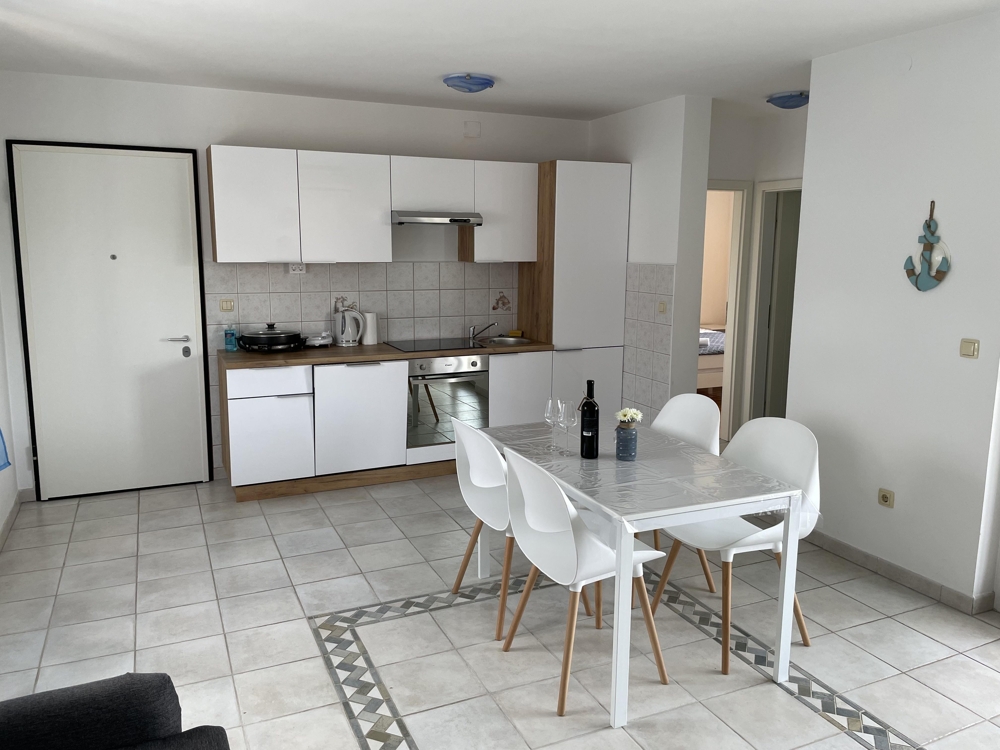 Otevřená kuchyně a jídelní kout