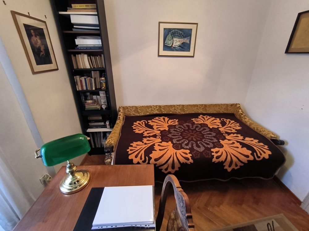 Ložnice s manželskou postelí a dřevěným nábytkem