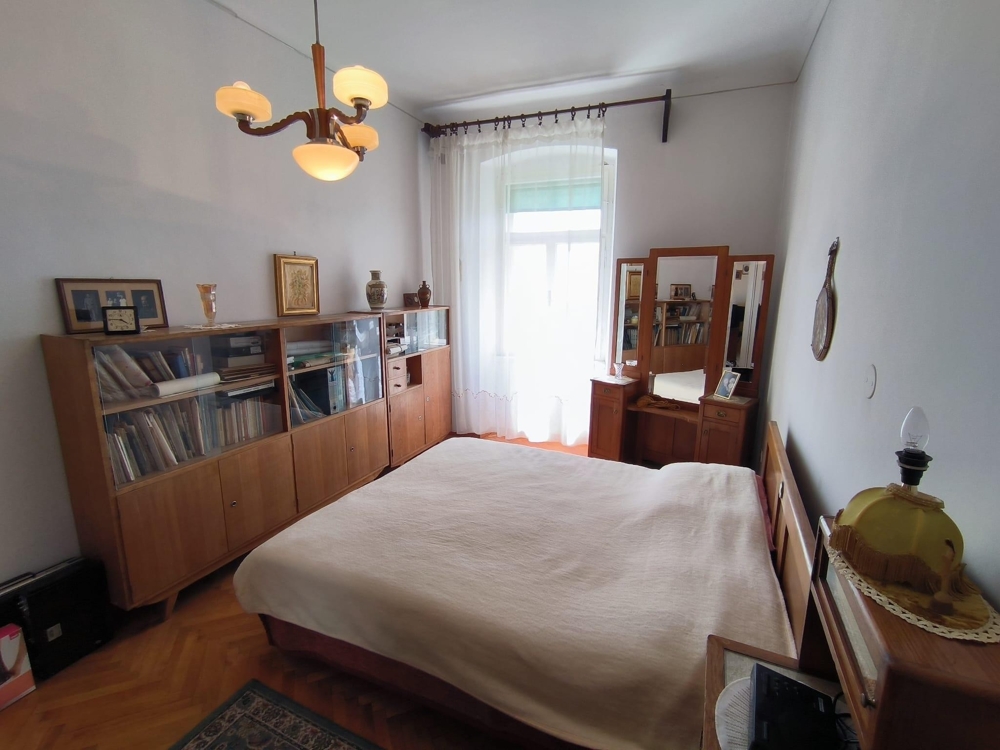 Ložnice se skříní a parketami