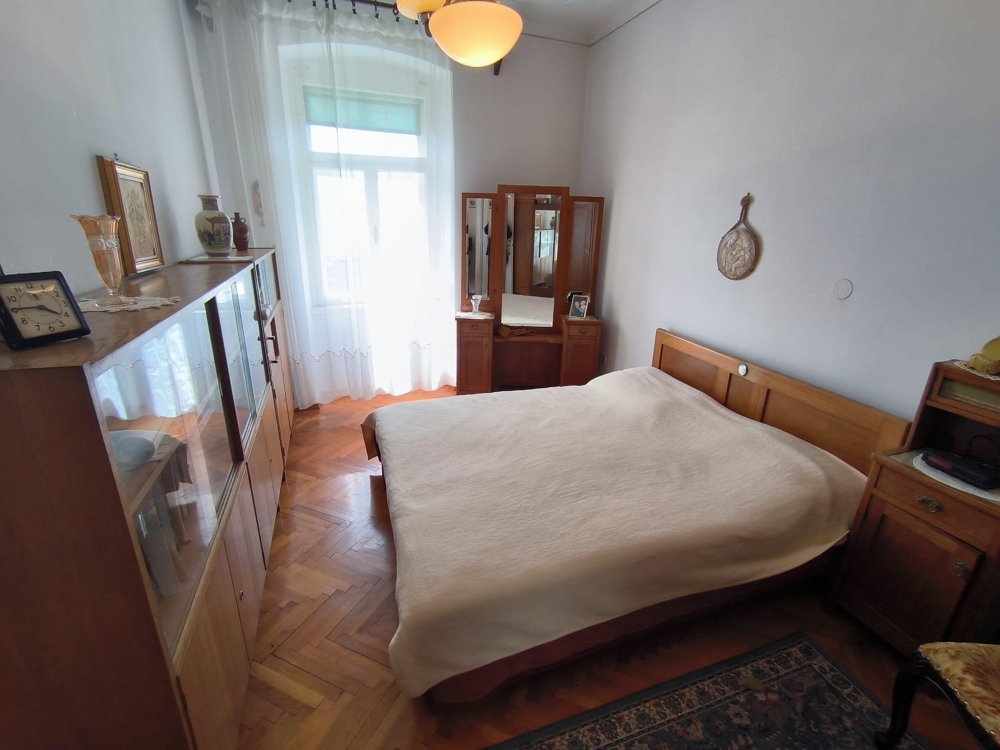 Interiér bytu s tradičním chorvatským nábytkem