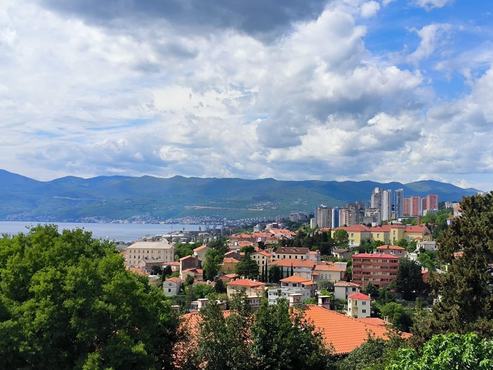 Výhled na město a moře z bytu A3934, který je na prodej v Chorvatsku.