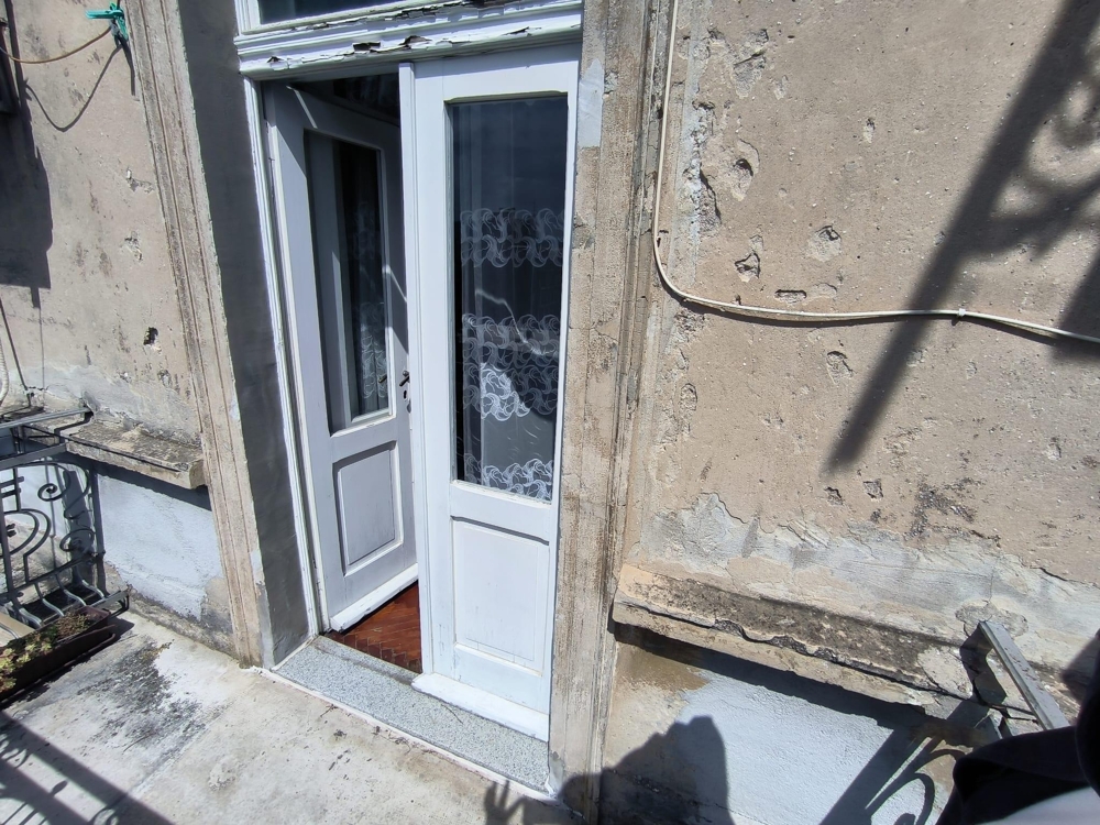 Vstupní dveře do staré budovy bytu Chorvatsko