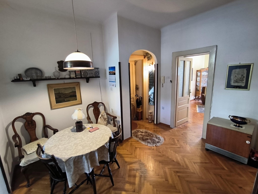 Předsíň s jídelním koutem a parketami