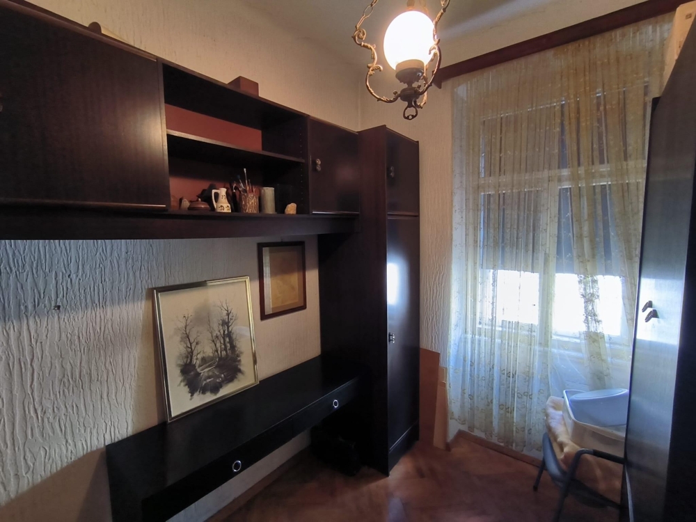 Kuchyň s oknem a jednoduchým vybavením