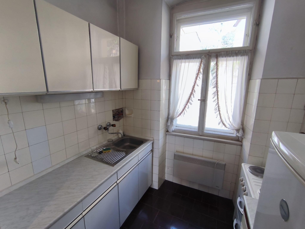 Pracovna s psacím stolem a vestavěnou skříní