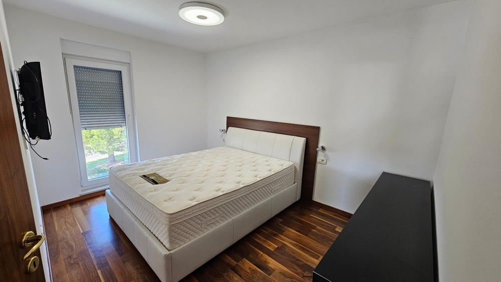 Ložnice s manželskou postelí a oknem