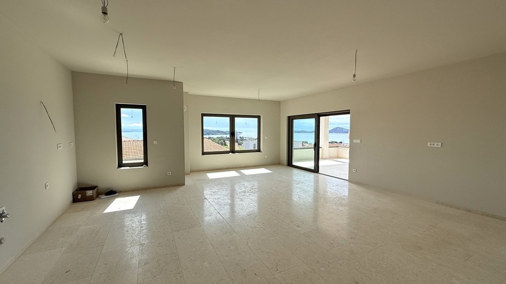 Světlý obývací pokoj se vstupem na terasu