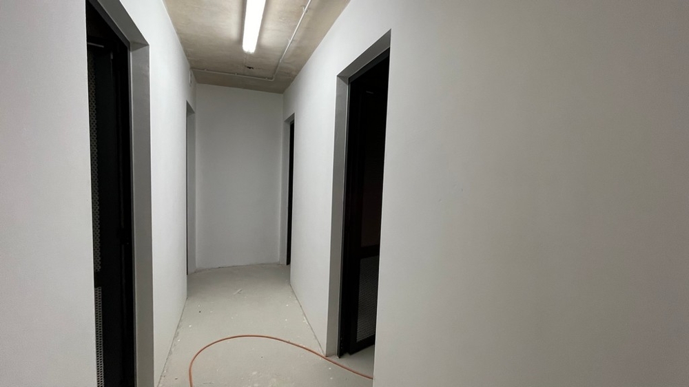 Sklepní chodba se vstupem do skladových prostor