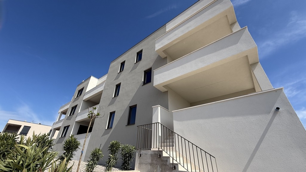 Moderní novostavba, ve které je na prodej byt A3938 v prvním patře.