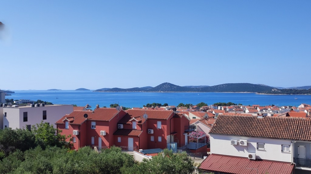 Pohled na pobřeží a město Vodice s mořem