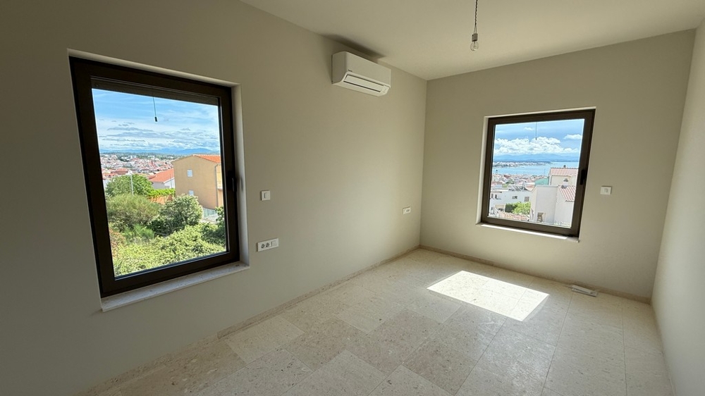 Ložnice s okny a klimatizací