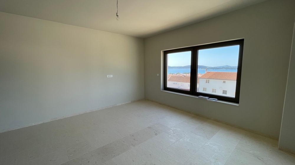 Ložnice s oknem a výhledem na moře