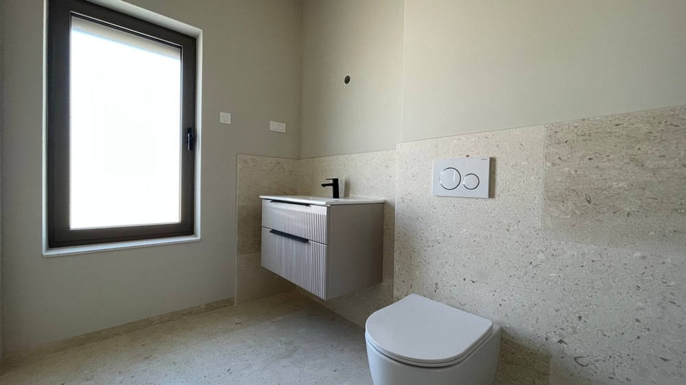 Moderní koupelna se sprchovým koutem, umyvadlem a toaletou