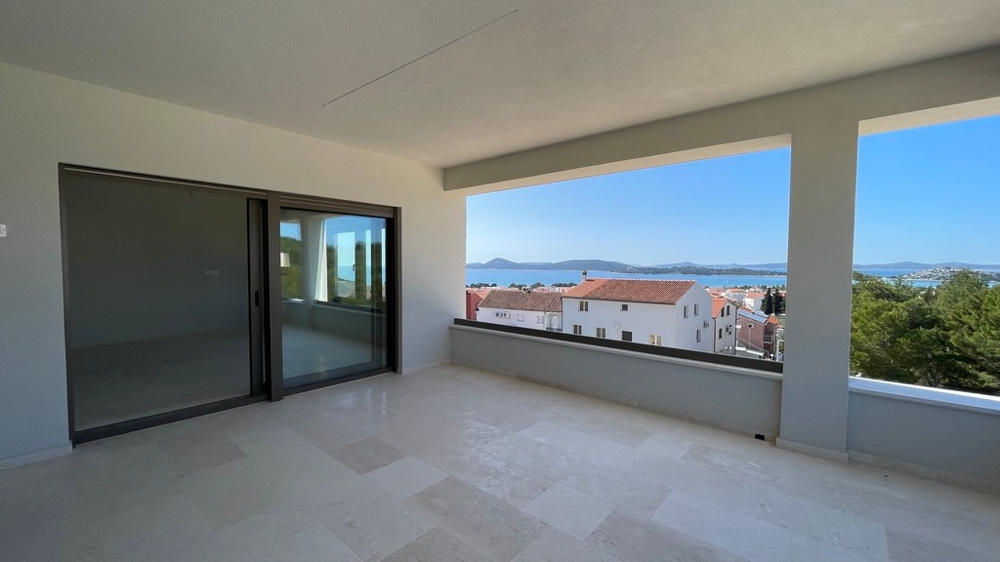 Krytá terasa s panoramatickým výhledem na moře a pobřeží