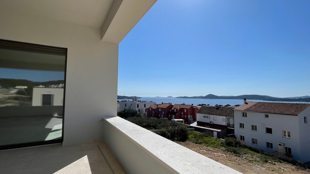 Prostorná lodžie s výhledem na moře a středomořské okolí