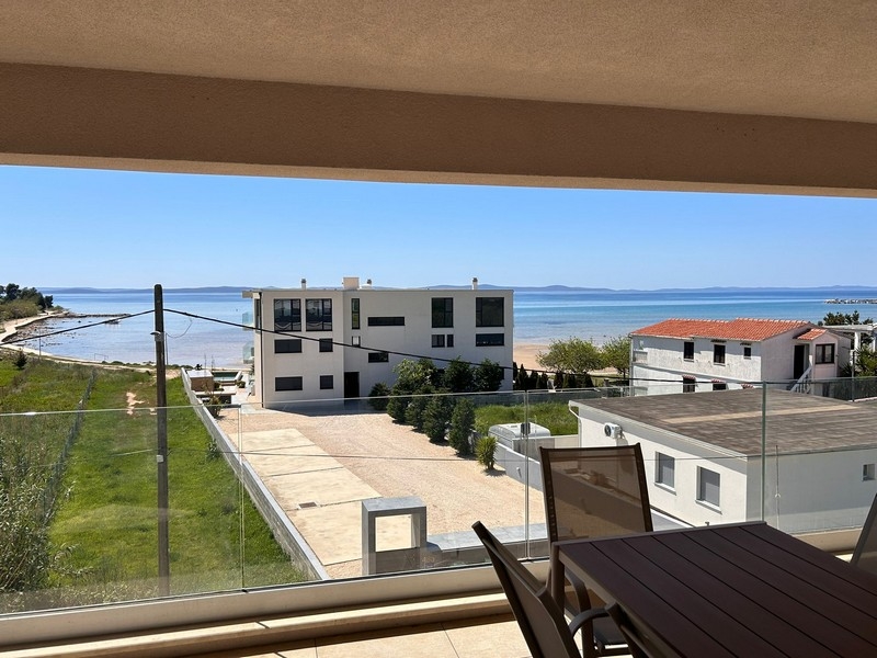 Výhled na pláž z kryté terasy.