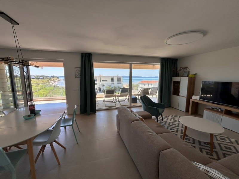 Z moderně vybaveného obývacího pokoje je výhled na moře.