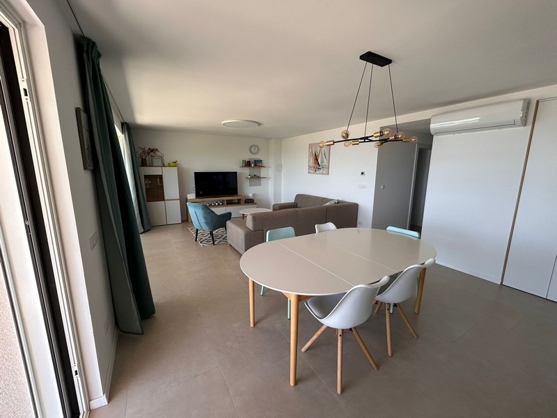 Moderní obývací a jídelní kout s klimatizací