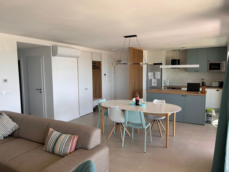 Otevřený obývací pokoj s kuchyní a jídelním koutem