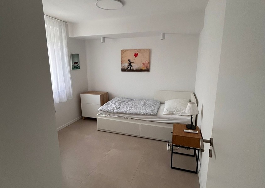 Ložnice s jednolůžkem a oknem