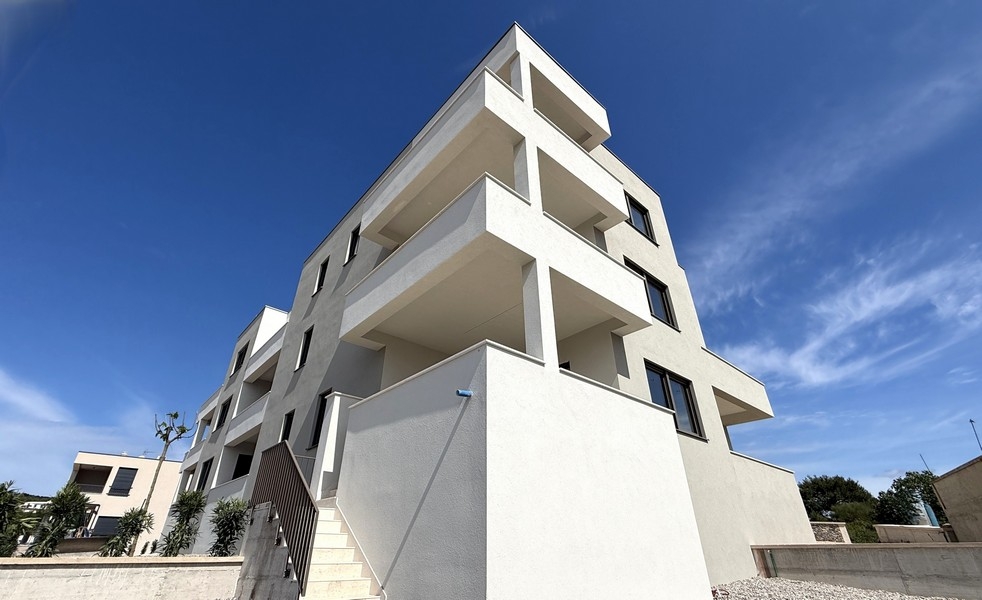 Moderní nová budova s ​​jasnou architekturou a balkony