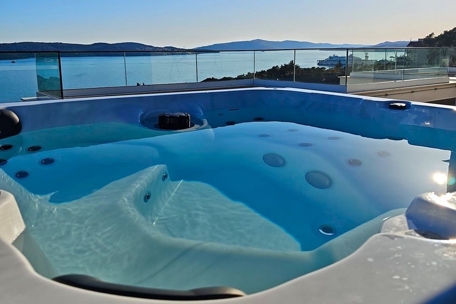 Jacuzzi na střešní terase s výhledem na moře