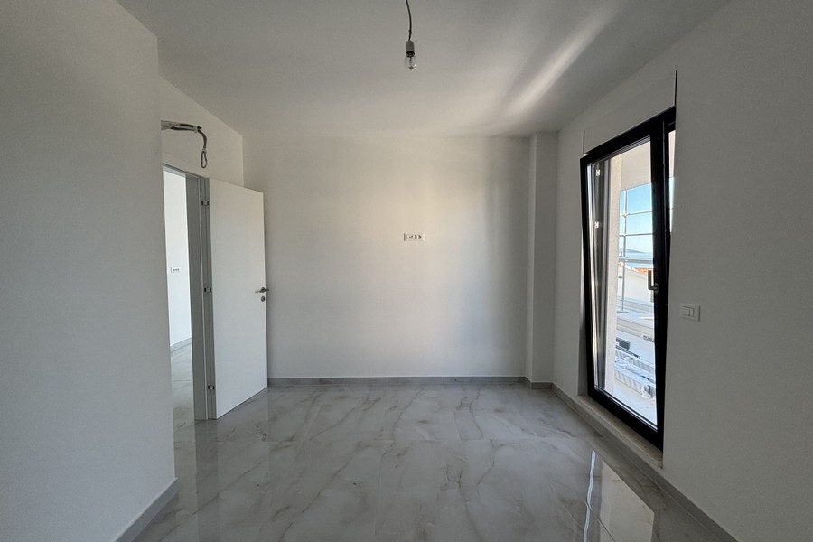 Ložnice se vstupem na balkon a výhledem na moře