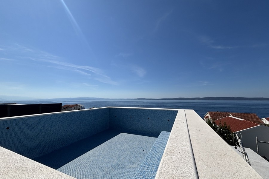 Střešní terasa s vlastním bazénem a panoramatickým výhledem na moře