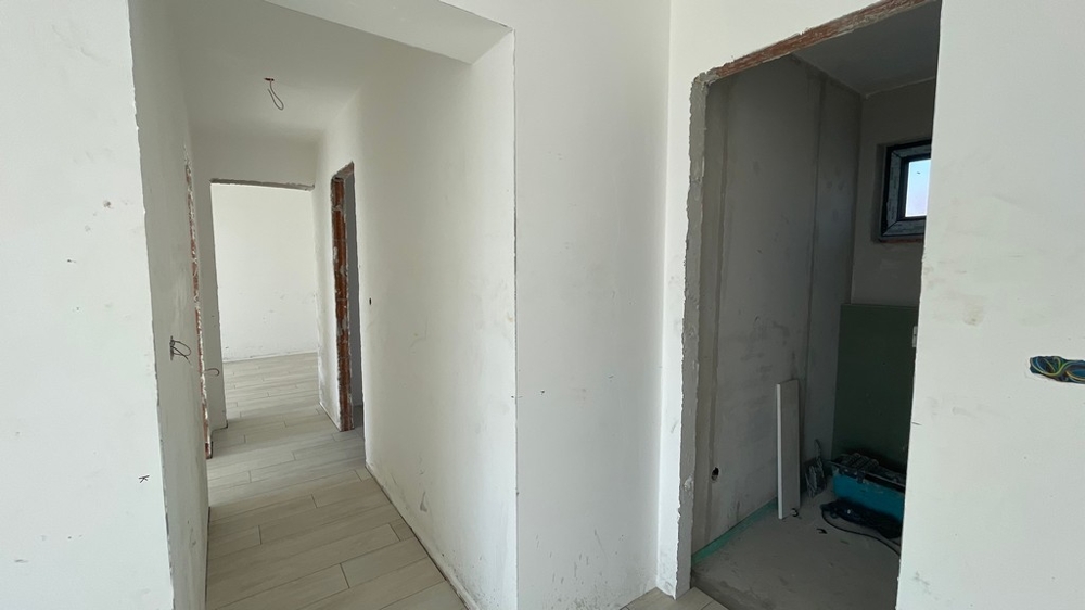 Předsíň se vstupem do několika místností v bytě