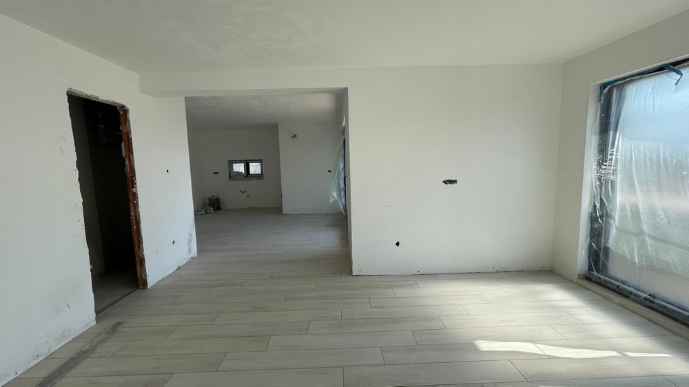 Otevřený obývací pokoj se spoustou denního světla a moderním uspořádáním
