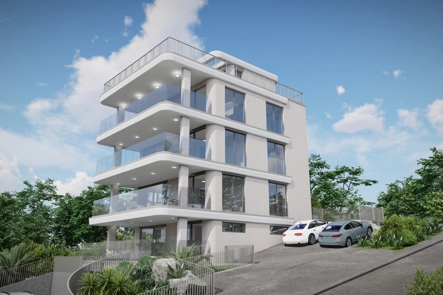 Novostavba s prostornými balkony a proskleným zábradlím na svahu